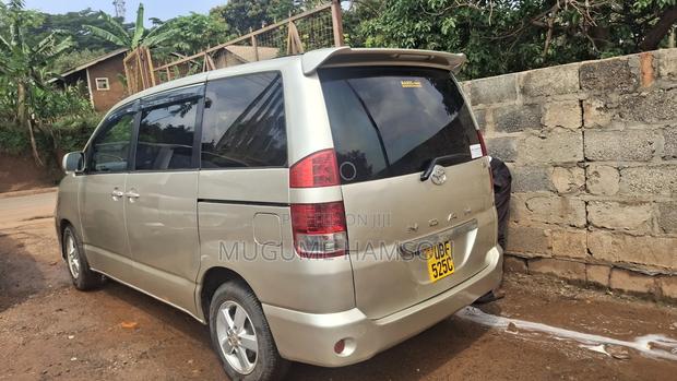 Toyota Noah 2.0 AWD (8 Seater) 2004 Silver
