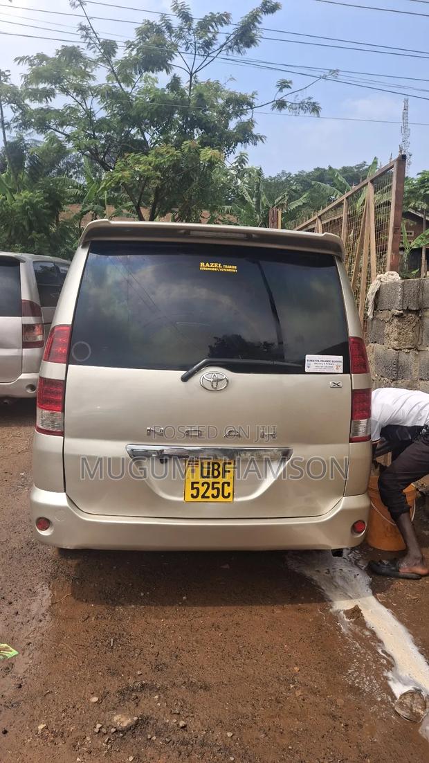 Toyota Noah 2.0 AWD (8 Seater) 2004 Silver