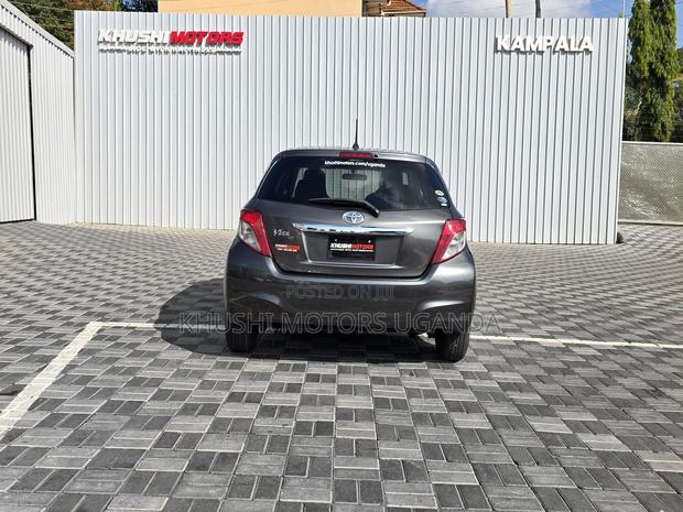 Toyota Vitz 1.3 FWD 5dr 2012 Gray