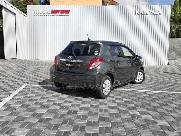 Toyota Vitz 1.3 FWD 5dr 2012 Gray