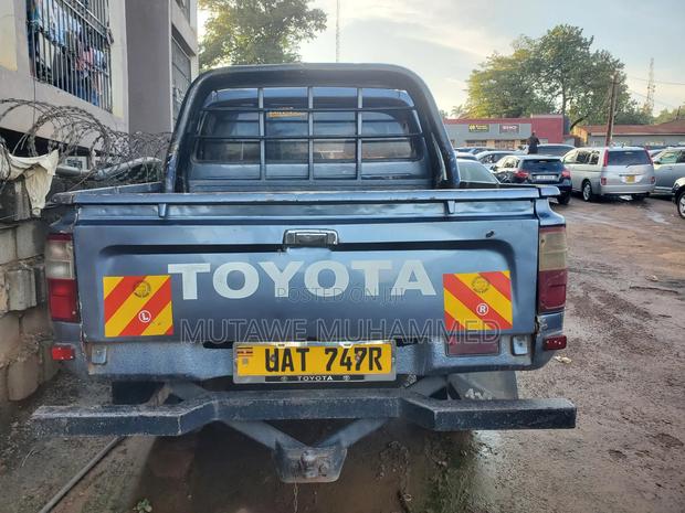 Toyota Hilux 2002 Gray