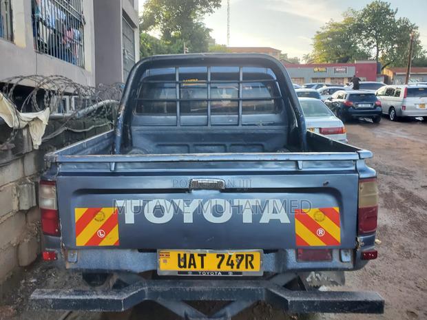 Toyota Hilux 2002 Gray