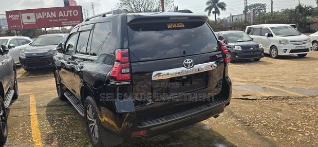 Toyota Land Cruiser Prado 2022 Black