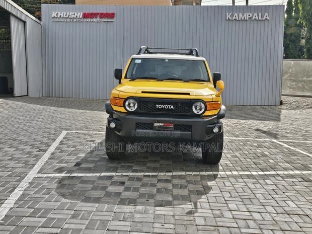 Toyota FJ Cruiser 4x4 Automatic 2012 Yellow