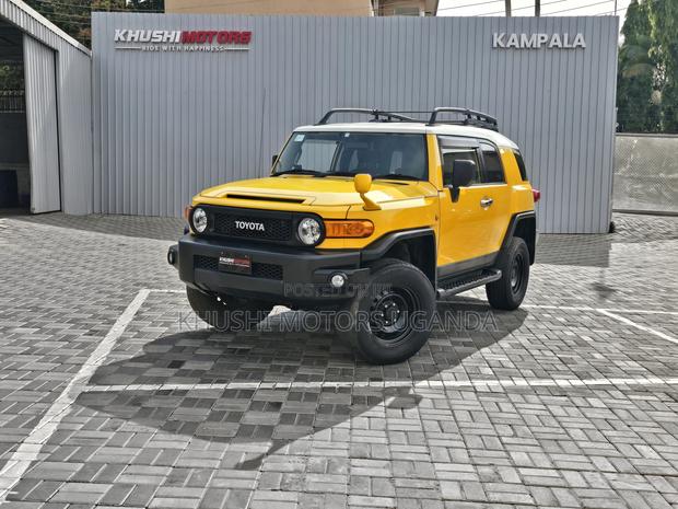 Toyota FJ Cruiser 4x4 Automatic 2012 Yellow