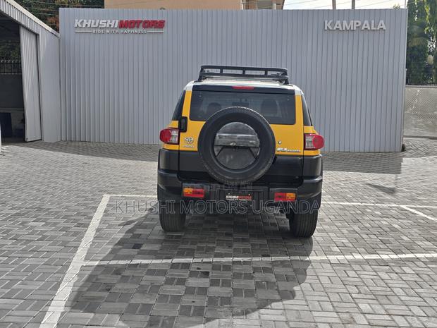 Toyota FJ Cruiser 4x4 Automatic 2012 Yellow