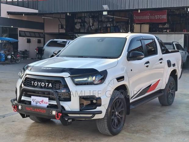 Toyota Hilux 2021 White
