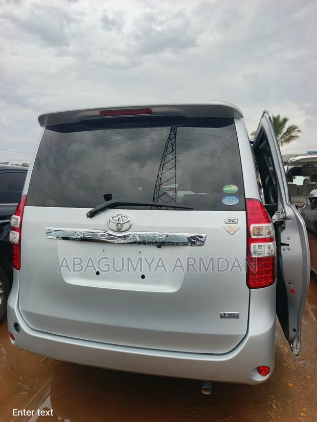 Toyota Noah 2.0 158hp AWD (8 Seater) 2011 Silver