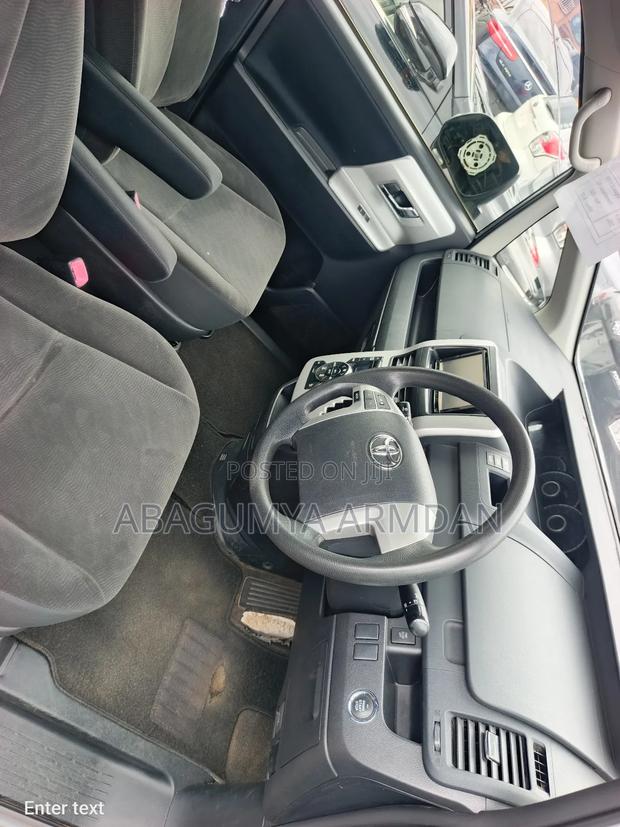 Toyota Noah 2.0 158hp AWD (8 Seater) 2011 Silver