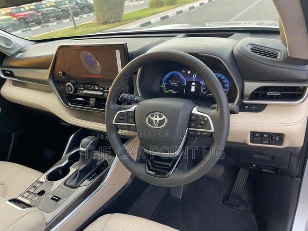Toyota Kluger 2023 Silver