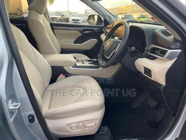 Toyota Kluger 2023 Silver