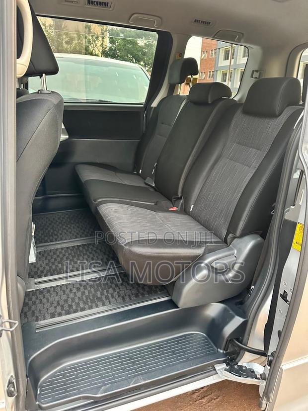 Toyota Noah 2.0 143hp AWD (8 Seater) 2010 Silver
