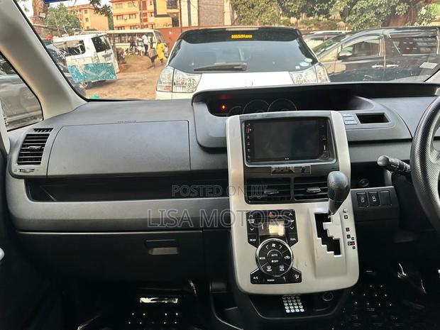Toyota Noah 2.0 143hp AWD (8 Seater) 2010 Silver