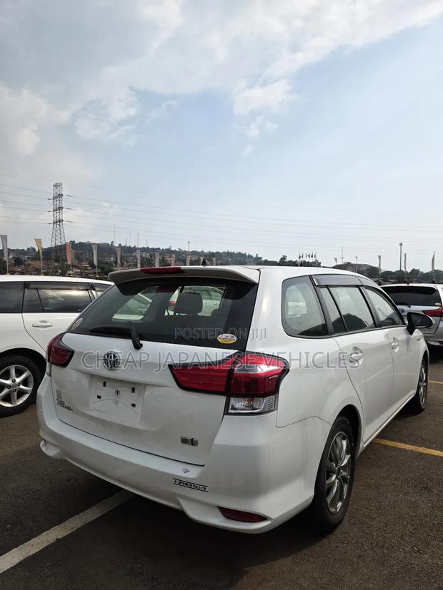 Toyota Corolla Fielder 1.5 Hybrid FWD 2017 White