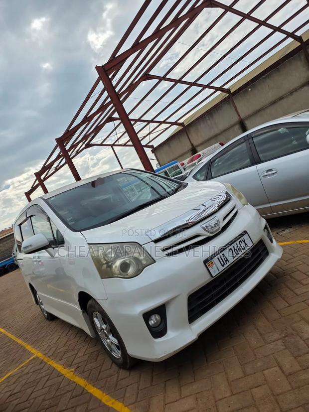 Toyota Noah 2.0 158hp FWD (7 Seater) 2010 White