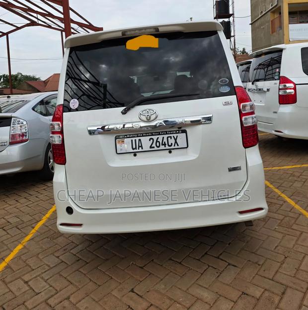 Toyota Noah 2.0 158hp FWD (7 Seater) 2010 White
