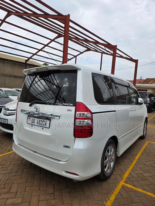 Toyota Noah 2010 Pearl