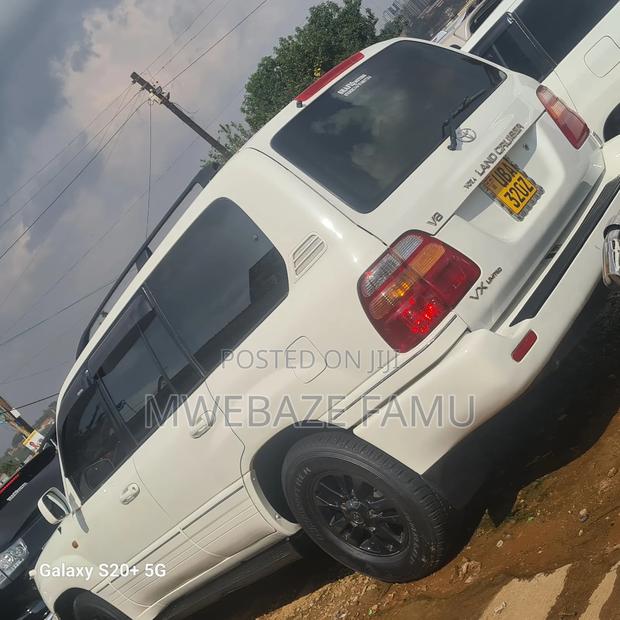 Toyota Land Cruiser 2001 White