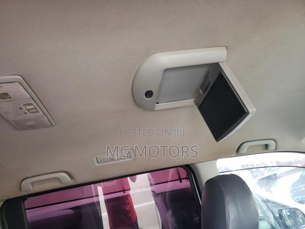 Toyota Noah 2.0 143hp AWD (7 Seater) 2013 White