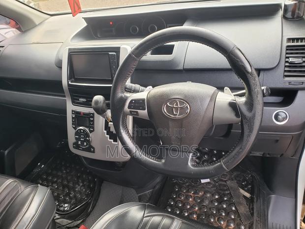 Toyota Noah 2.0 143hp AWD (7 Seater) 2013 White