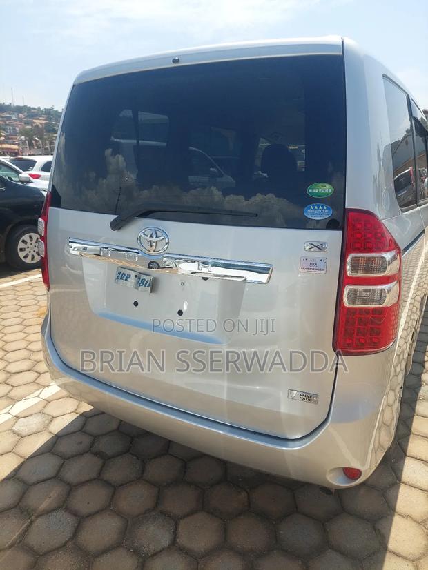 Toyota Noah 2.0 143hp FWD (8 Seater) 2012 Silver