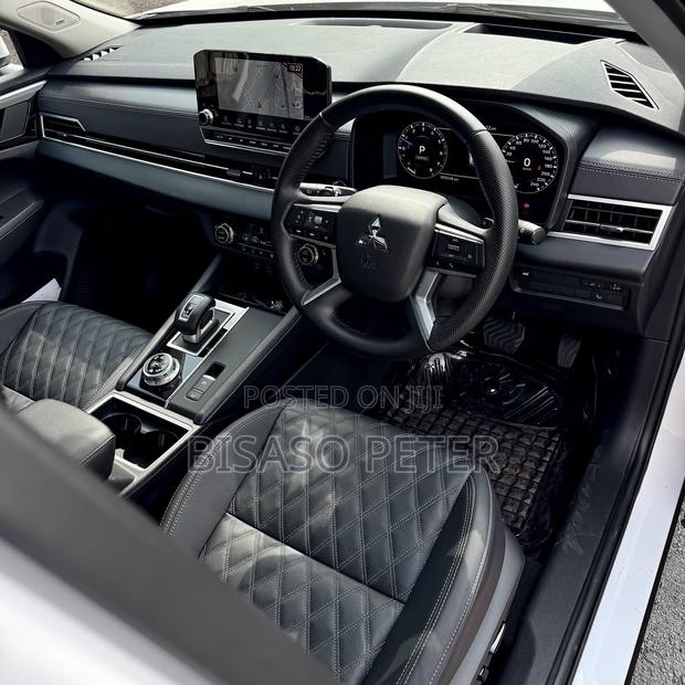 Mitsubishi Outlander 2025 White