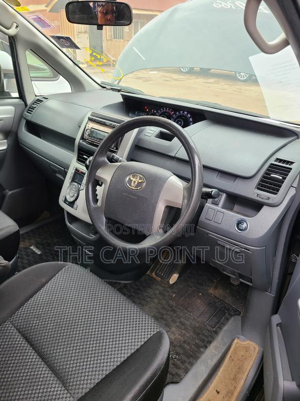 Toyota Noah 2.0 143hp FWD (7 Seater) 2009 Black