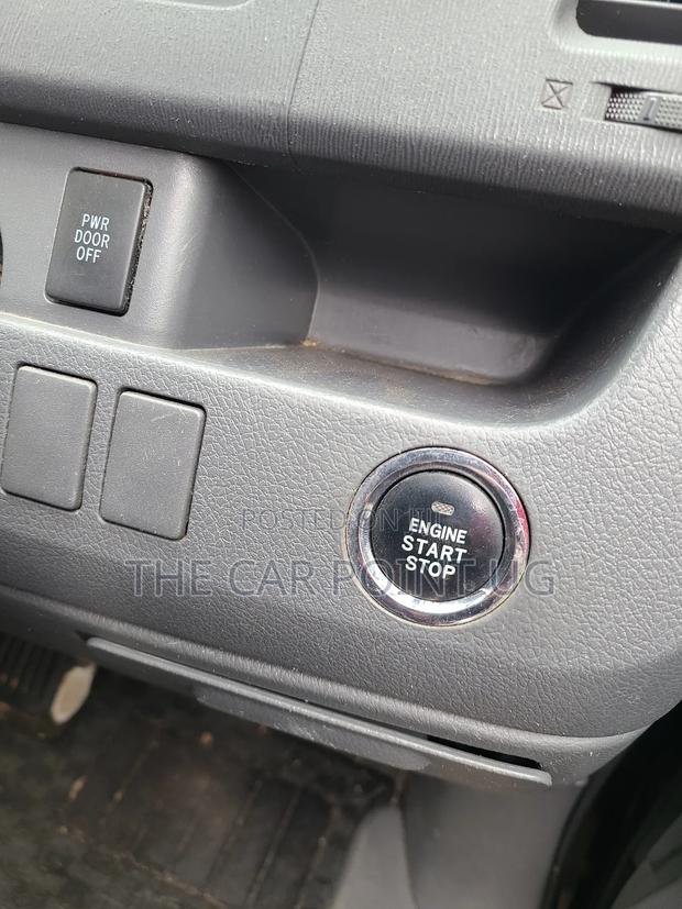 Toyota Noah 2.0 143hp FWD (7 Seater) 2009 Black