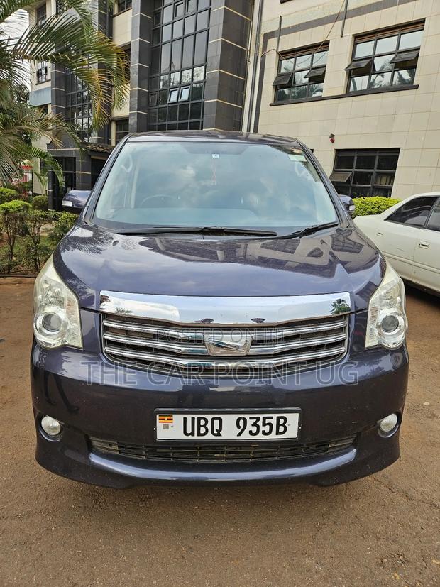 Toyota Noah 2.0 143hp FWD (7 Seater) 2011 Purple