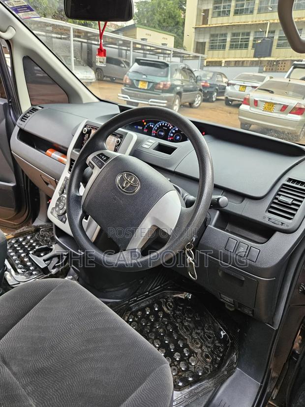 Toyota Noah 2.0 143hp FWD (7 Seater) 2011 Purple