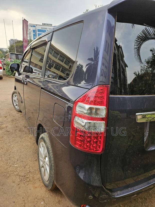 Toyota Noah 2.0 143hp FWD (7 Seater) 2011 Purple