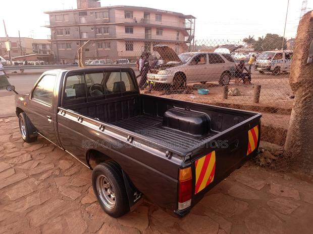 Nissan Pick-Up 1999 Gray