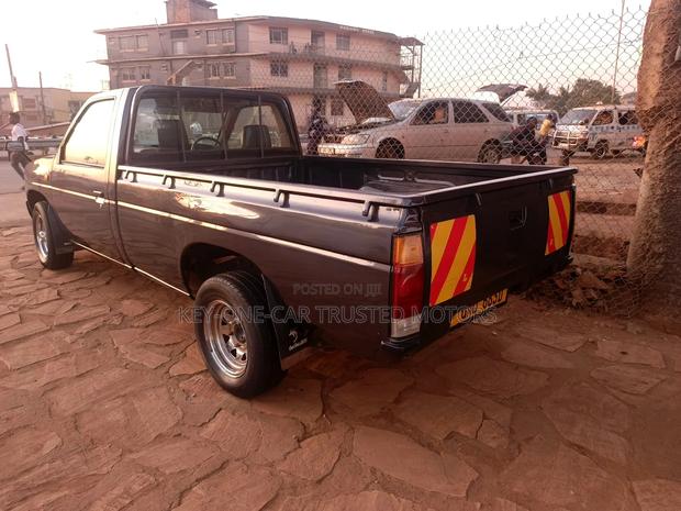 Nissan Pick-Up 1999 Gray