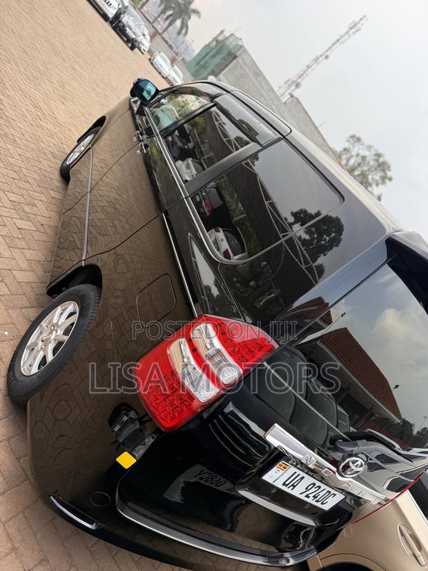 Toyota Noah 2.0 143hp AWD (8 Seater) 2011 Black