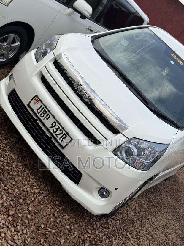 Toyota Noah 2.0 143hp FWD (8 Seater) 2009 White