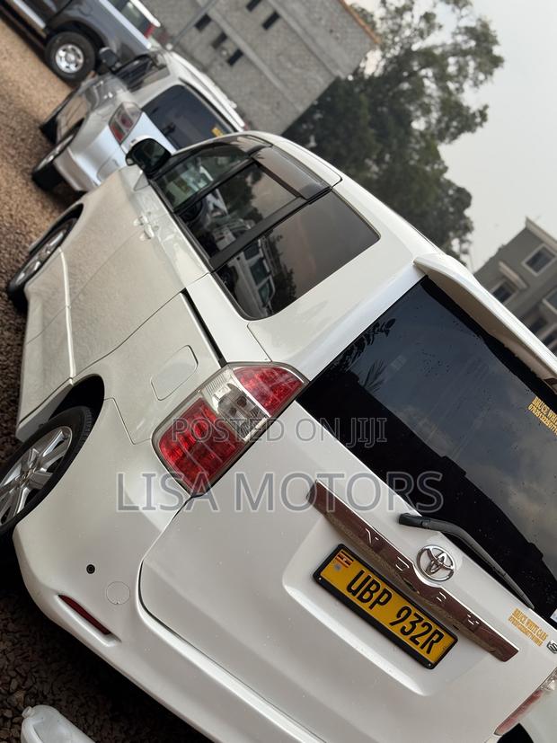 Toyota Noah 2.0 143hp FWD (8 Seater) 2009 White