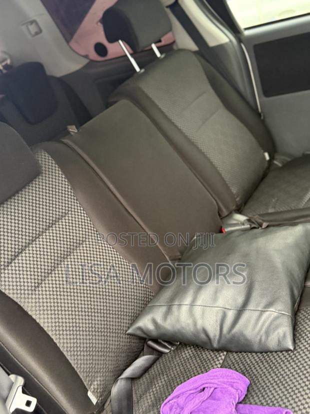 Toyota Noah 2.0 143hp FWD (8 Seater) 2009 White