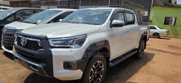 Toyota Hilux 2025 White