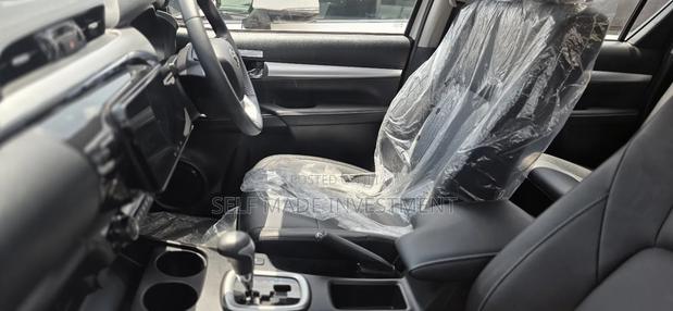 Toyota Hilux 2025 White