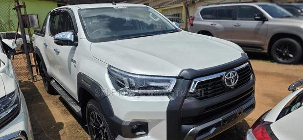 Toyota Hilux 2025 White