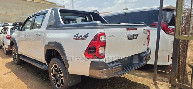 Toyota Hilux 2025 White