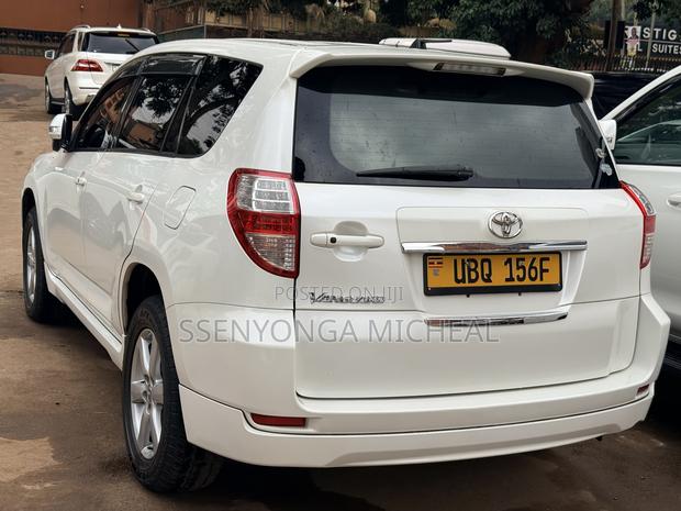 Toyota Vanguard 2010 White