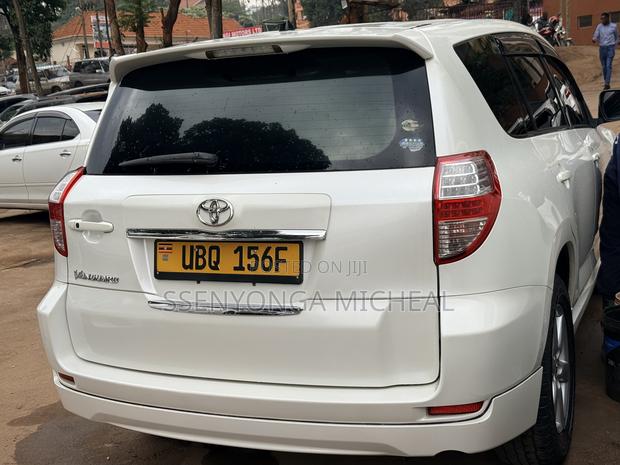 Toyota Vanguard 2010 White