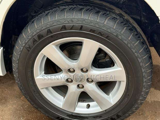Toyota Vanguard 2010 White