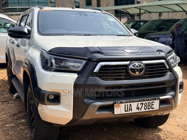 Toyota Hilux 2022 White