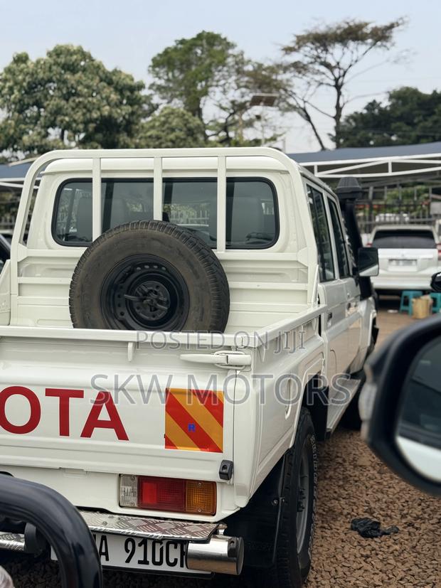 Toyota Land Cruiser 2017 White