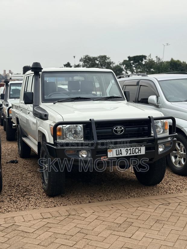 Toyota Land Cruiser 2017 White