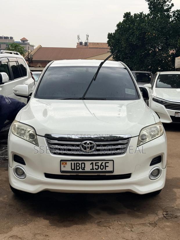 Toyota Vanguard 2010 White