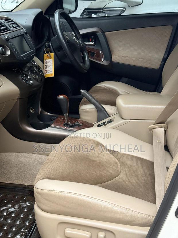 Toyota Vanguard 2010 White