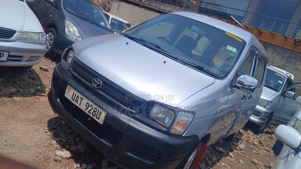 Toyota Noah 2002 Silver